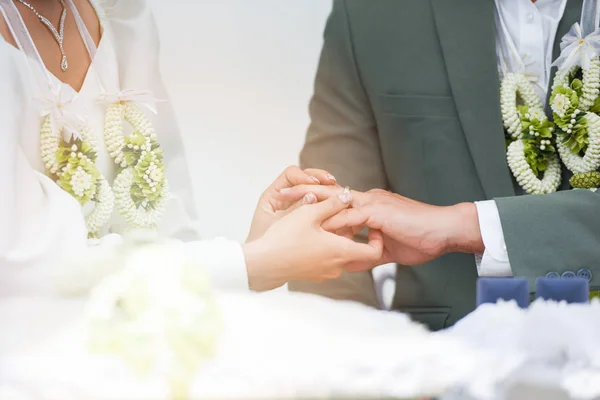 Bride Wears Wedding Ring Groom Left Hand Ring Finger Her — Stock Photo, Image