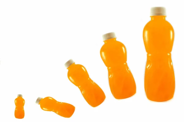 Jus Orange Cinq Bouteilles Plastique Isolées Sur Fond Blanc — Photo
