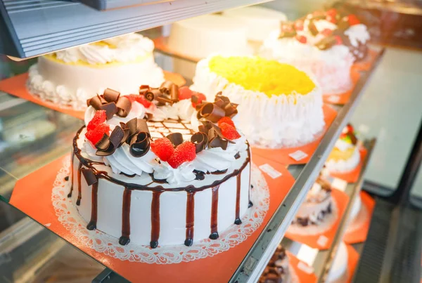 Farklı Türleri Pasta Vitrin Cam Ekran Mağaza Fırın Börekçi Tepsisinde — Stok fotoğraf