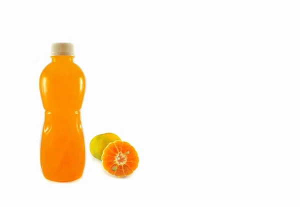 Narancslé Narancssárga Gyümölcs Műanyag Palackban Elszigetelt Fehér Background — Stock Fotó