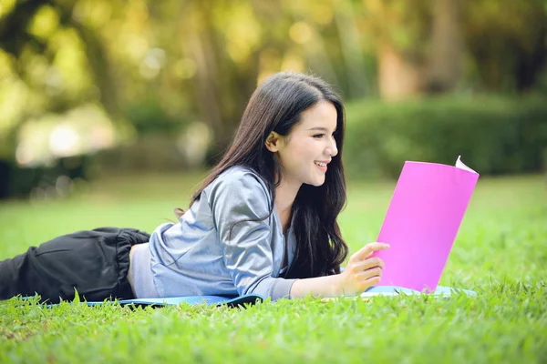 Feliz Asia Mujeres Leyendo Libro Sonriente Joven Acostada Campo Hierba —  Fotos de Stock