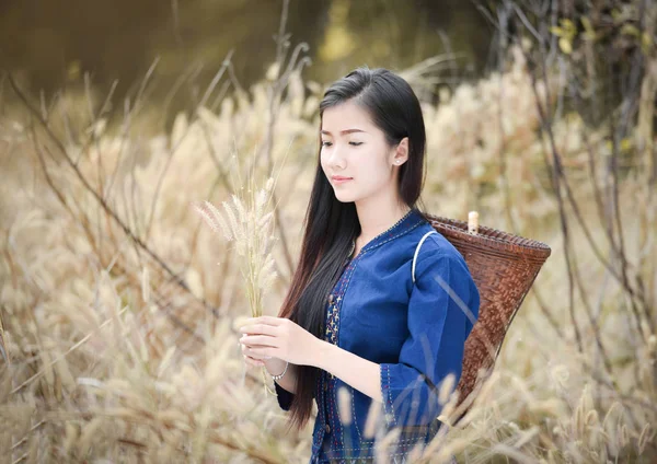 Asia Mujeres Agricultor Hierba Campo Naturaleza Retrato Hermosa Chica Joven — Foto de Stock