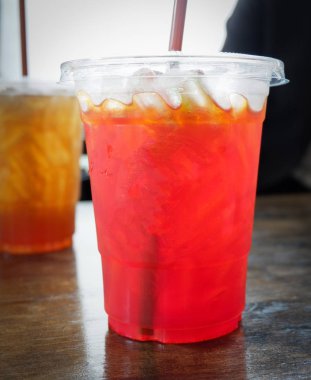 Roselle suyu içki masasında buzlu plastik bardak