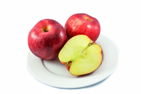 Ovoce Červené Jablko Jablko Nakrájíme Polovinu Desce Izolovaných Bílém Pozadí — Stock fotografie
