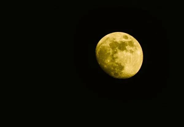 在黑色背景上被隔绝的超级黄色月亮 真正的月亮在黑暗的夜空选择性焦点 — 图库照片