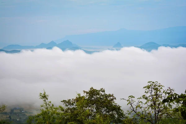 Sabah Sahne Tepe Dağ Zemin Phu Bit Loei Thailand Sis — Stok fotoğraf