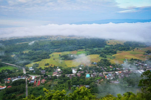 冬の田舎アジア ビット ルーイ タイで朝 山の背景に霧霧カバー村と上から見る風景 — ストック写真
