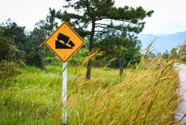 Yol işareti dik yamaç uyarı Rating ve kamyon tepe Dağı'nda