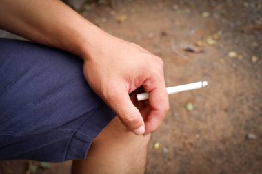 Yandan burning man duman sigara açık havada arka plan üzerinde