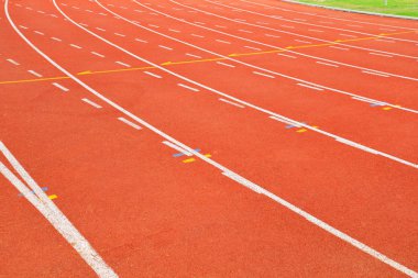 Atletizm izlemek çalıştırmak / beyaz çizgi ile kırmızı koşu parkuru stadyumda yeşil alanı ile spor açık stadyum üzerinde