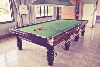 Yeşil snooker tablo kapalı spor kulübü ayarla topları snooker / bilardo oyunu - vintage tarzı renkli