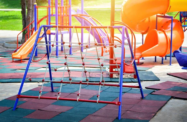 五颜六色的游乐场公园为孩子们 — 图库照片