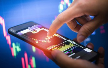 işadamı kullanın ticari online forex veya borsa Piyasası Kurulu veri ekran mobil el smartphone / hisse senedi grafikleri grafik smartphone analiz yatırım gösterge üzerinde mali ekonomik