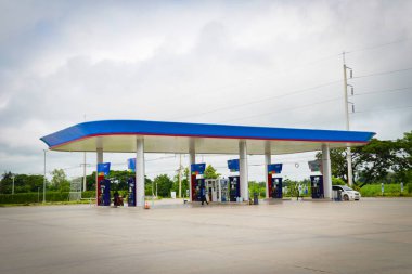 Phuket Tayland - 24 Eylül 2018: benzin istasyonunda pompa yakıt otomobil kullanımı hizmet BK benzin istasyonu yağı ile