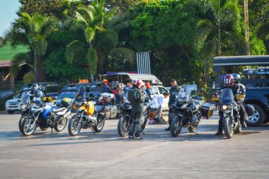 Motosiklet grubu çete büyük motorcu toplama bisikletçileri biniciler almak bölüm içinde bir motosiklet geçit Lom-sak sokak Tayland 28 Kasım 2017