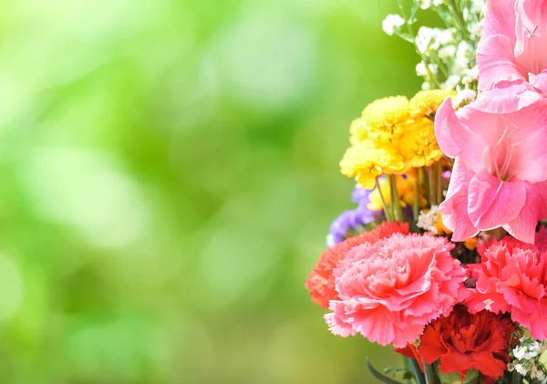 Ramo de flores frescas de primavera planta colorida con flores de clavel —  Fotos de Stock
