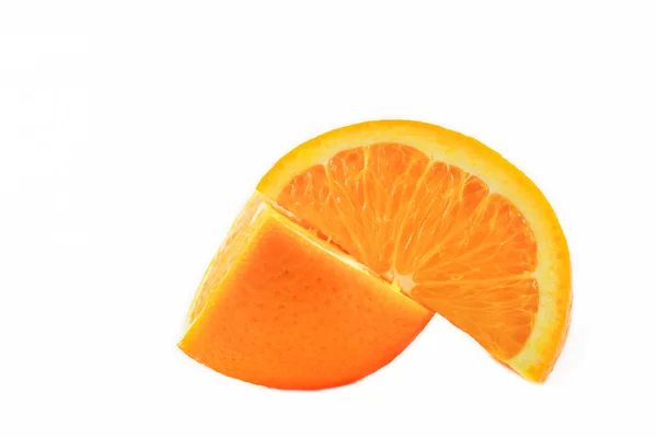 Corte de fruta naranja fresca aislada sobre fondo blanco — Foto de Stock