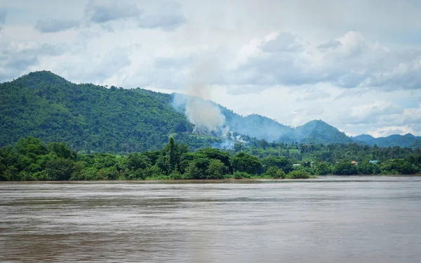 Flächenbrand auf Hügelberg im Wald mit Flusssee in Asien — Stockfoto