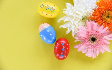 Paskalya yumurta dekorasyon ile renkli bahar çiçekleri gerbera ve 