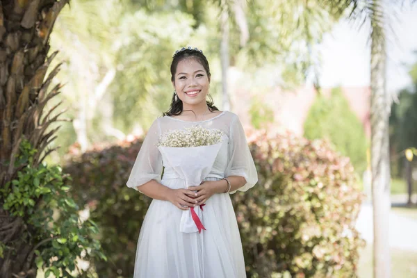 アジアの女性の美しい花嫁の肖像画の笑顔を押し花ボー — ストック写真