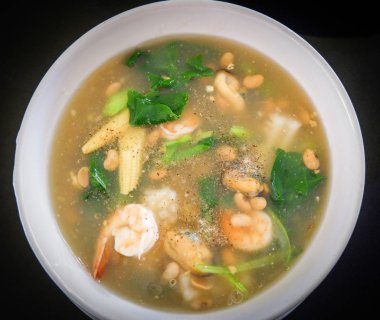 Fried noodle karides domuz eti ve lahana ile sebze batırılmış et suyu