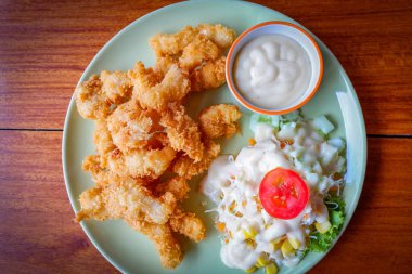 Kızarmış balık salata tabağı ve taze sebze ile krem salata s