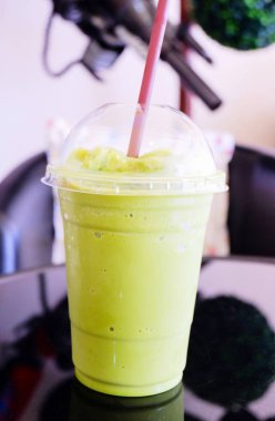 Buzlu yeşil çay süt köpük plastik kap güler yüzlü matcha yeşil t