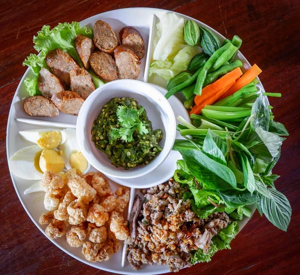 Conjunto thai alimentos e vegetais / comida asiática servida na bandeja — Fotografia de Stock