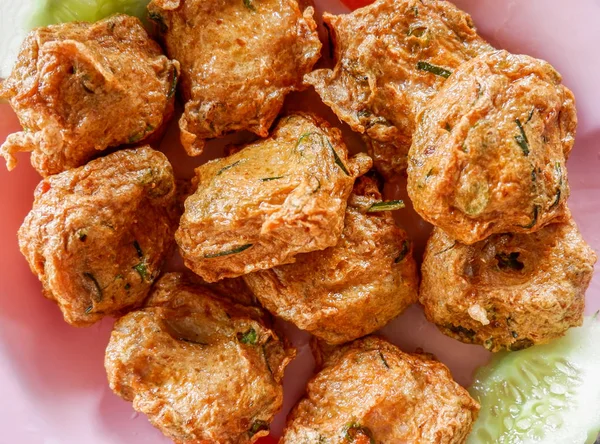 Kızarmış Balık kek lezzetli ve plaka - Tayland yemekleri sebze 