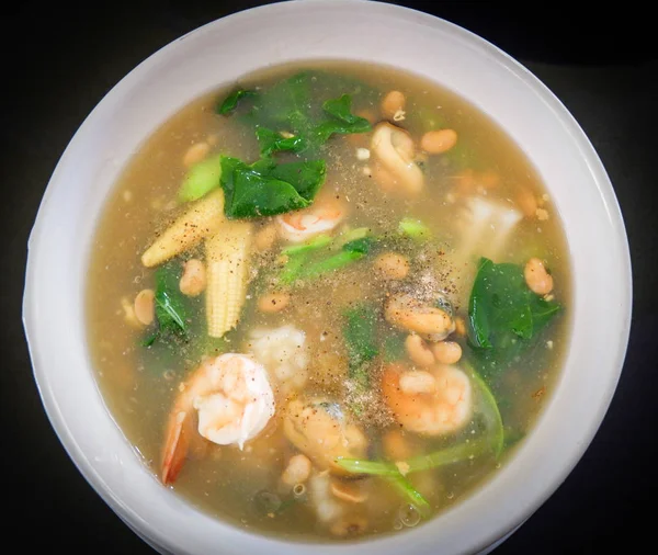 Fried noodle karides domuz eti ve lahana ile sebze batırılmış et suyu