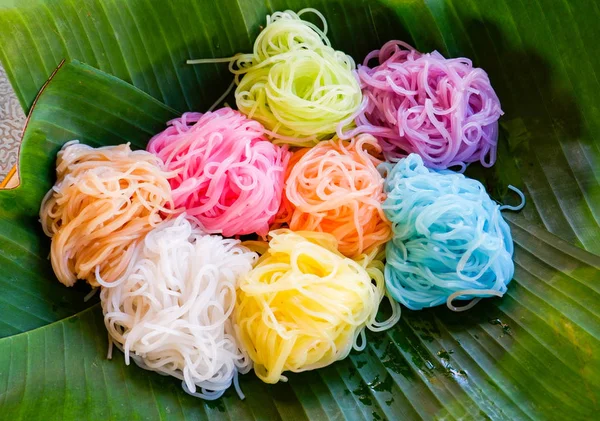 Pirinç şehriye renkli veya pirinç erişte erişte üzerinde muz yaprak ba