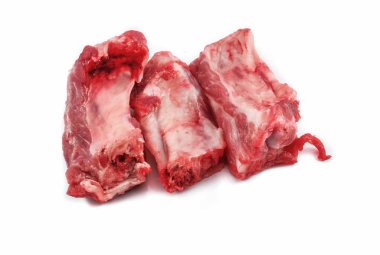 Domuz kaburga ham izole üzerinde beyaz arka plan / domuz eti kemik