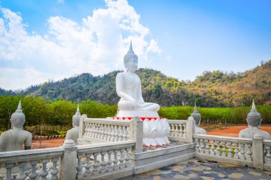 Beyaz Buda heykeli açık mavi gökyüzü ve Merhaba oturan manzara