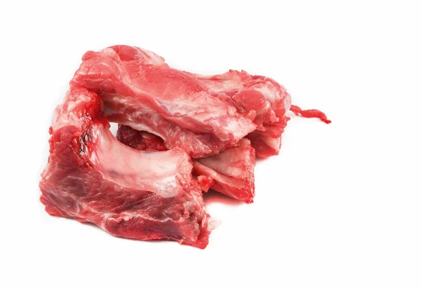 Costillas de cerdo crudas aisladas sobre fondo blanco / hueso de cerdo — Foto de Stock