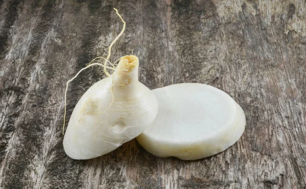 Ravanello bianco fresco su fondo di legno / rapa bianca — Foto Stock