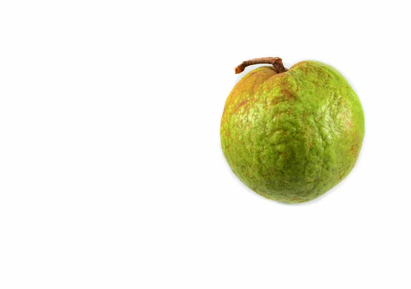 Frutta fresca di guava verde isolata su fondo bianco — Foto Stock