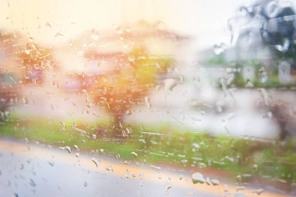 Regnet droppar på glas / regnig dag fönsterglas med vatten droppar en — Stockfoto