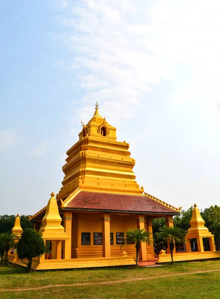 Golden pagoda templo velho na Tailândia / A história templo antigo — Fotografia de Stock
