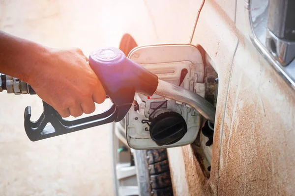 Griff zur Zapfpistole zum Tanken an Tankstelle — Stockfoto