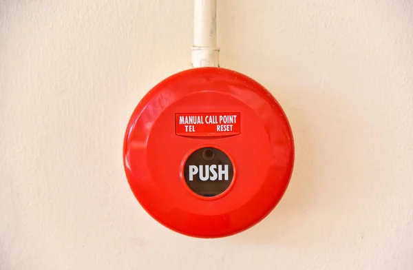 Кнопка пожарной сигнализации Нажмите кнопку для предупреждения о пожаре — стоковое фото