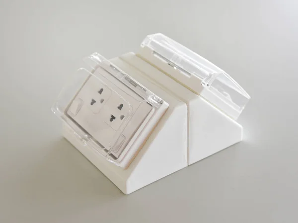 Villamos csatlakozó dugó, elektromos aljzathoz a fehér asztal — Stock Fotó