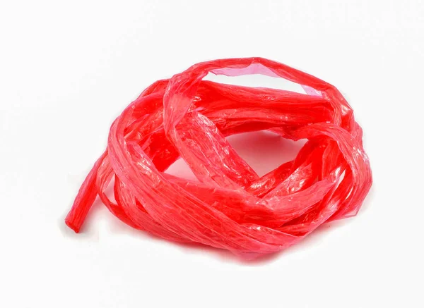 Красная пластиковая веревка на белом фоне — стоковое фото