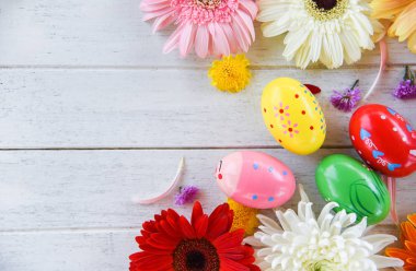 Dekorasyon coloerful çiçek gerbera ve chrysan ile Paskalya yortusu yumurta