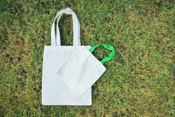 Witte tote canvas stof eco tas doek winkelen van de zak op groene gr — Stockfoto