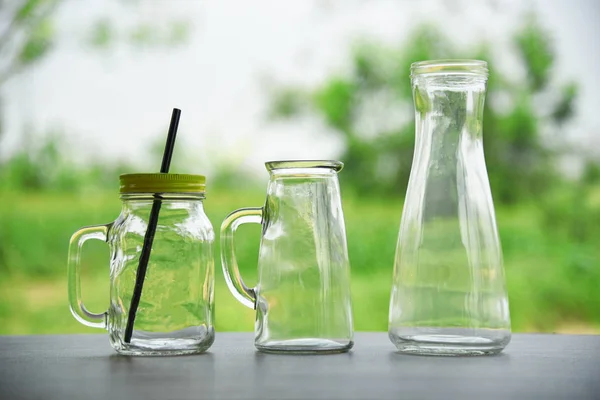 Zéro déchet utiliser moins de plastique concept / verre d'eau avec fosse à paille — Photo