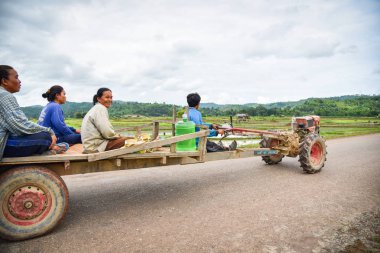 Asya çiftçi laos traktör kırsalında kırsal yolda sürüş na