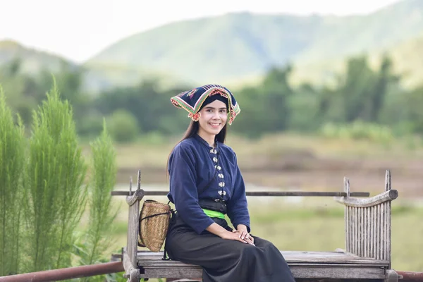 Asie žena thajském stylu šaty kmene Tai Dam / portrét krásné puzzle — Stock fotografie
