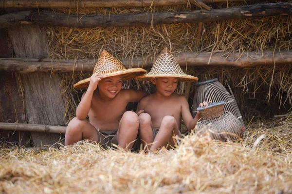 Asia gyermek fiú barátja boldog vicces kalap fején szövés — Stock Fotó