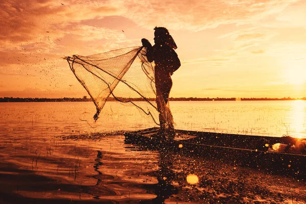 Asia pescador usando red pesca en madera barco fundición red soles —  Fotos de Stock