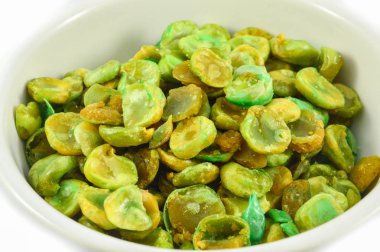 Pişmiş pişmiş tuz bakla Kupası beyaz adam izole